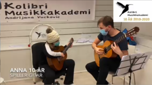 Anna 10 år spiller gitar sammen med gitarlæreren på gitartimen. De spiller Spansk improvisasjon sammen, Anna 10 år spiller gitar sammen med gitarlæreren sin på gitartimen. De spiller Spansk improvisasjon, gitarkurs, gitartimer Oslo Stavanger, gitarundervisning, gitarskole Oslo, gitar lærer, guitar course, guitar lessons, guitar course Oslo, music school Oslo, music school Stavanger