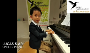 Lucas 5 år spiller piano, Mini Kolibri Lucas (5 år) og Lucile (5 år) tar individuelle pianotimer og spiller piano, Bak dagens Luke hører vi musikk som noen av de yngste elevene som kommer på individuelle pianotimer spiller på piano- elever Lucas (5 år) og Lucile (5 år). Lucas begynte å spille piano som 4 åring og fram til nå har allerede spilt på to av skolens konserter, mens Lucile begynnte med individuelle pianotimer for kun et par måneder siden. Hør hva som de har lært så langt 🎼🎵🥰 Vi er veldig stolte av dere begge, lær å spille piano, individuelle pianotimer, private pianotimer Oslo Stavanger, pianokurs småbarn, pianokurs barn, private piano timer barn Oslo Stavanger, musikkskolen Oslo, kulturskolen Oslo, Majorstua, Bislett piano, Frogner