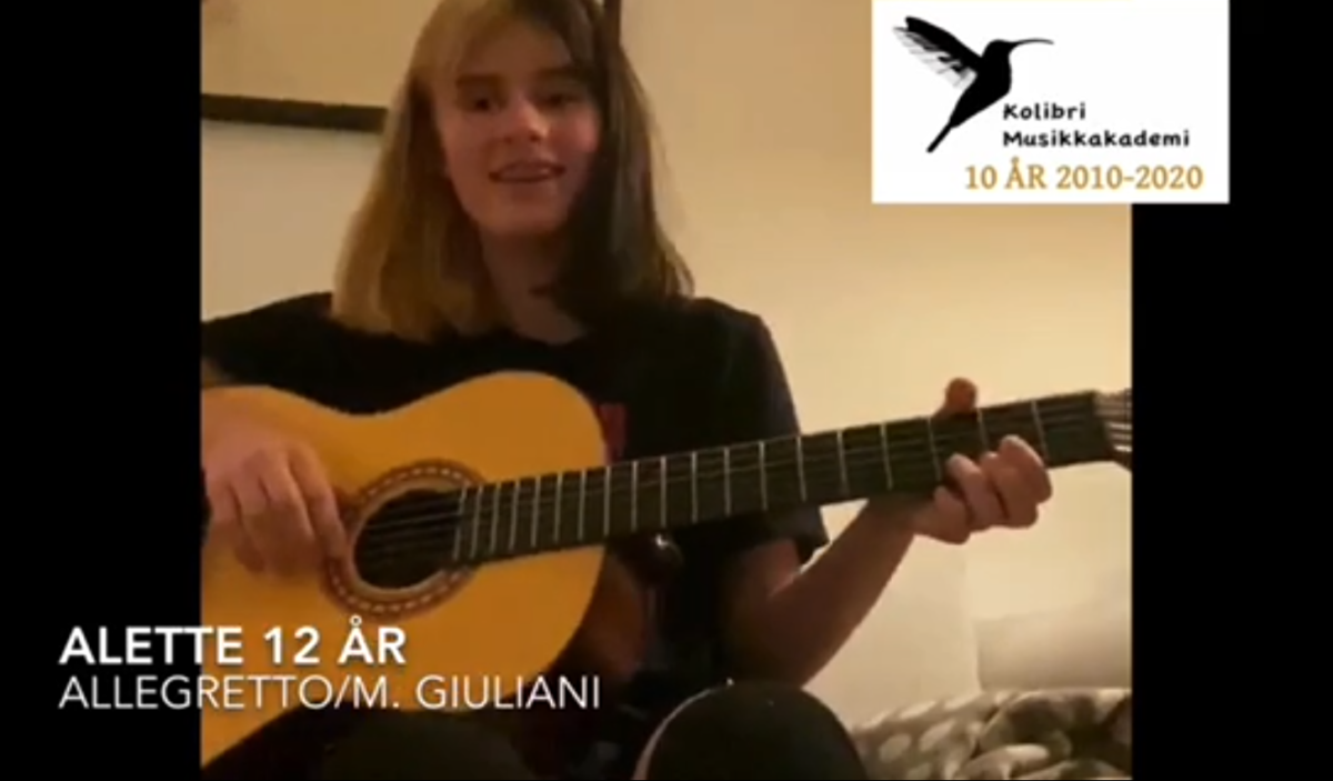 gitarelev Alette spiller gitar På dagens Julekalender kan vi høres om hva gitarelev Alette (12 år) liker med gitar, gitartimer og gitarlærer, samt hva er Alettes favoritt Julesang. Deretter hører vi Alette spiller Allegretto av M. Giuliani og gitarelev Ivo (11 år) spille gitarstykke Perpetual motion sammen med gitarlæreren sin på sin gitartime. Kos dere med dagens gitarmusikk:)